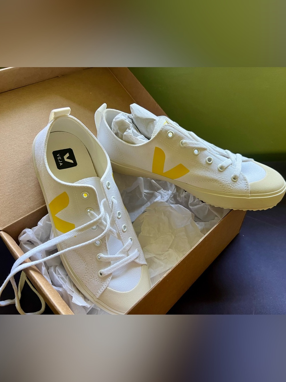 Veja white and yellow NIB Nova canvas sneaker 10